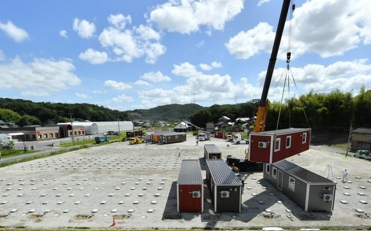 クレーンで設置される仮設住宅